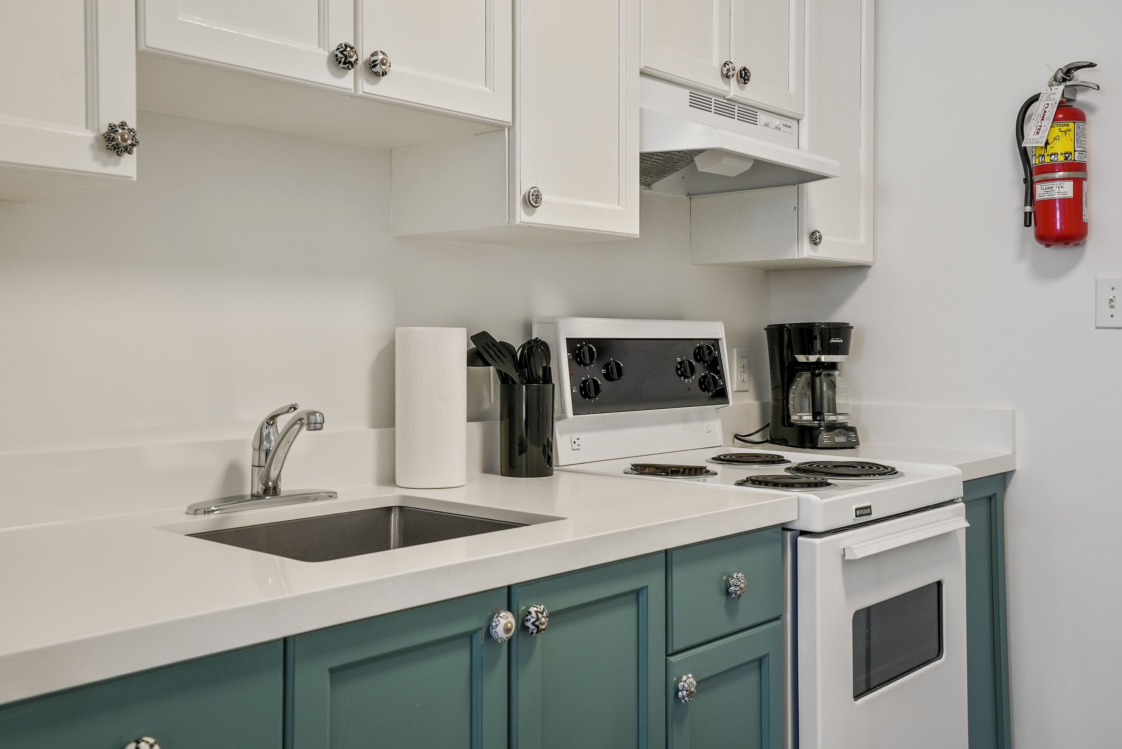 comfort room, 1 king bed, jetted tub | private kitchen | fridge, microwave, coffee/tea maker, cookware/dishes/utensils