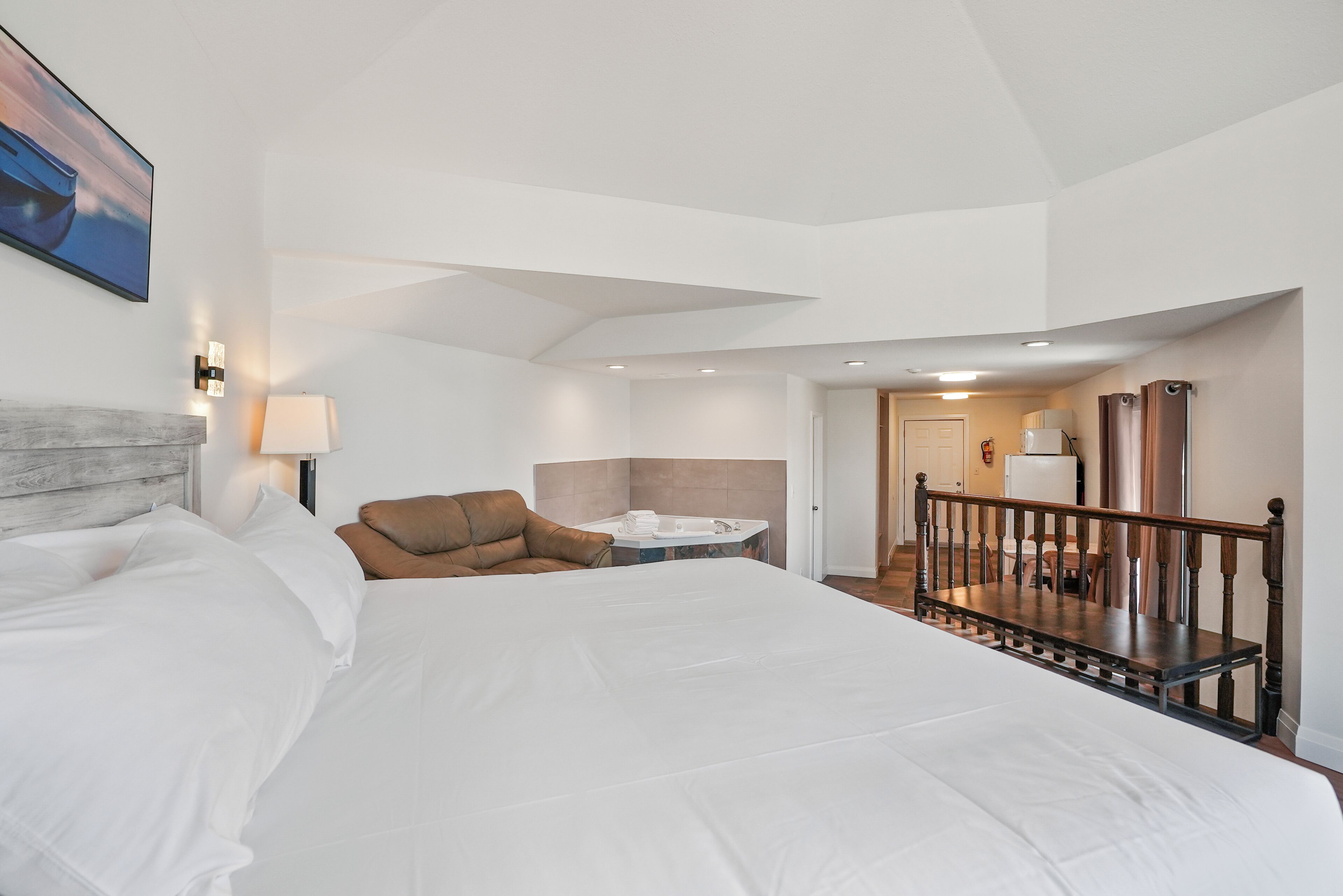 deluxe room, 1 king bed, jetted tub | 2 bedrooms, free wifi, bed sheets