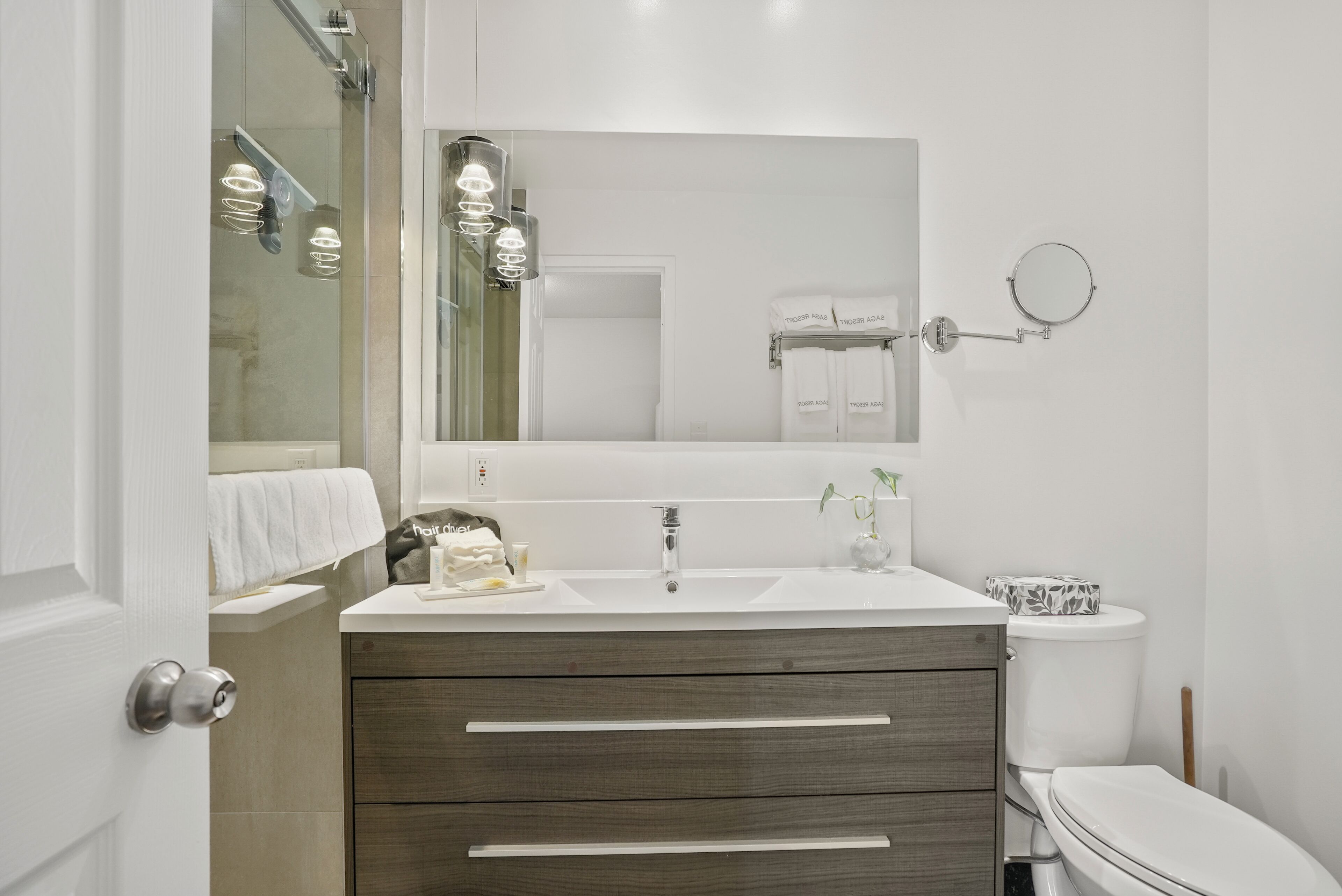 deluxe room, 1 king bed, jetted tub | bathroom | towels