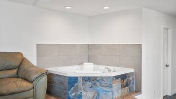 Deluxe Room, 1 King Bed, Jetted Tub | Jetted tub