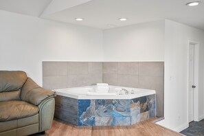 Habitación Deluxe, 1 cama King size, hidromasaje | Tina de hidromasaje