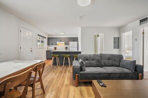 Condo, 2 habitaciones | Área de sala de estar | Televisión