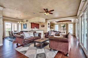 Living area - Sea Span 6 Bedroom Holiday Home by Five Star Properties (Destin)