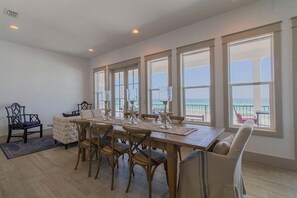 ハウス 6 ベッドルーム オーシャンビュー ビーチフロント | 客室内のダイニングエリア