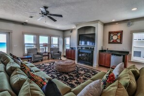 Casa, 6 habitaciones, vista al océano, frente al mar | Área de sala de estar