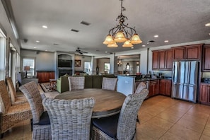 House, 6 Bedrooms, Ocean View, Beachfront | In-room dining