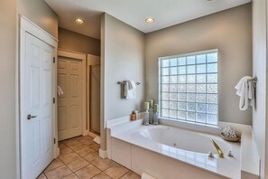 Ferienhaus, 4 Schlafzimmer, Meerblick, Strandnähe | Badezimmer | Dusche, Handtücher
