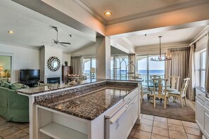 Casa, 4 habitaciones, vista al océano, frente al mar | Área de sala de estar