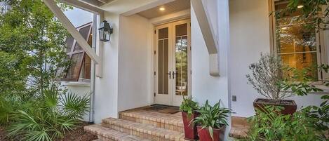 Casa, 4 habitaciones, frente al mar | Vista frontal de la propiedad