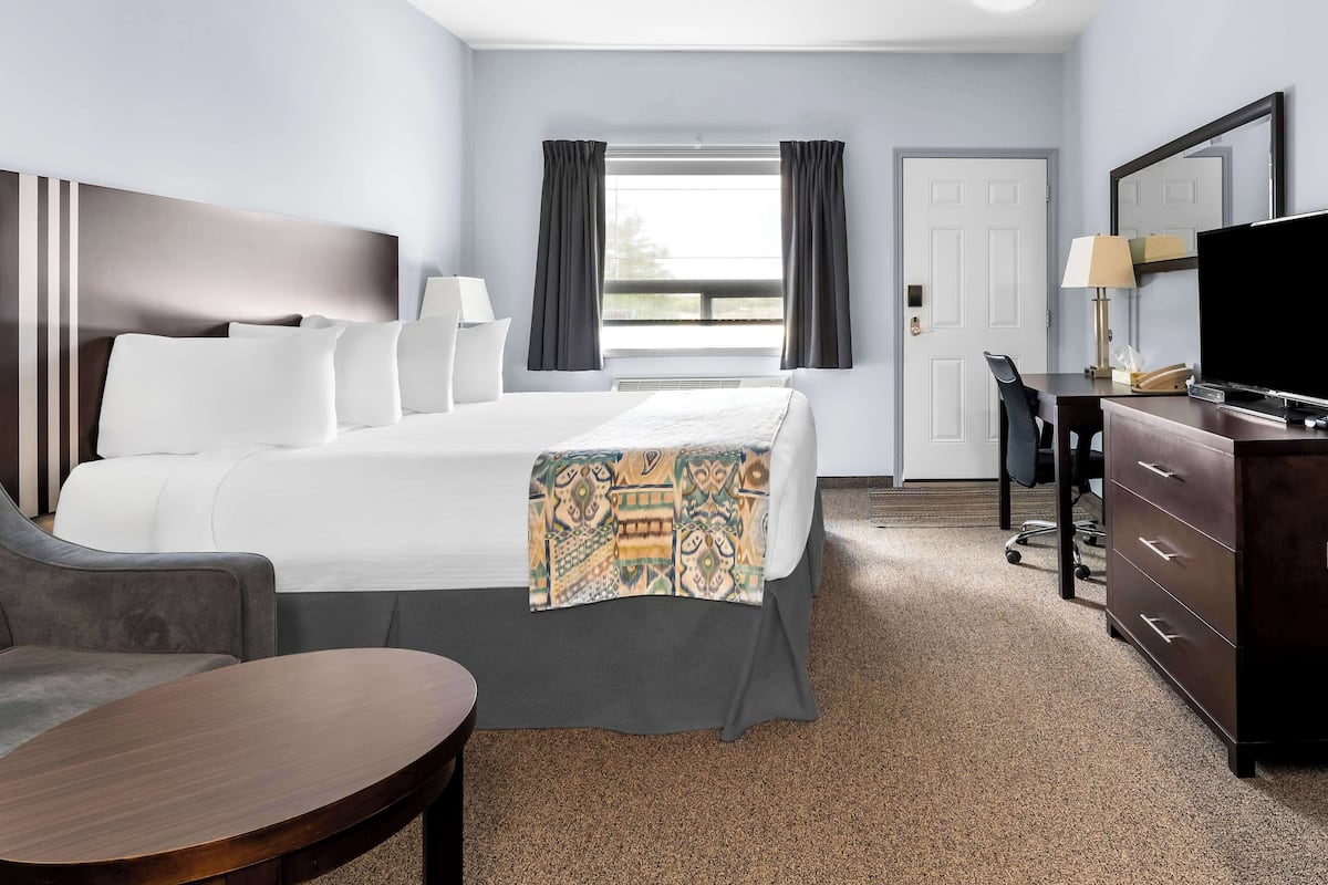 Standard Room, 1 King Bed, Non Smoking, Kitchenette (Dining Table) | Individually furnished, blackout drapes, free WiFi, bed sheets