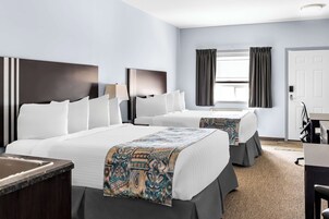 Habitación estándar, 2 camas de matrimonio, no fumadores, cocina básica (Dining Table) | Mobiliario individual, cortinas opacas, wifi gratis y ropa de cama