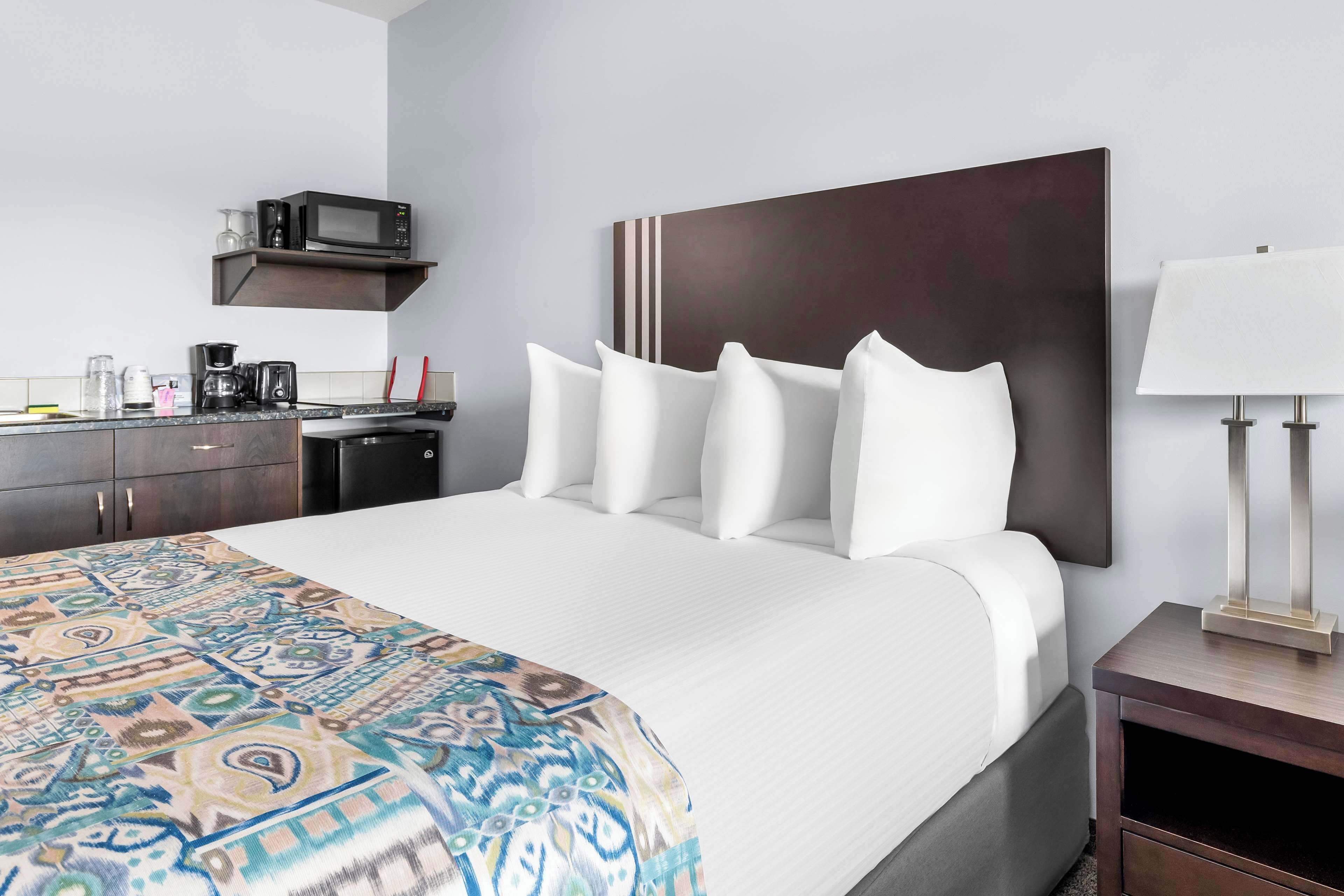 standard room, 1 king bed, non smoking, kitchenette (dining table) | individually furnished, blackout curtains, free wifi, bed sheets