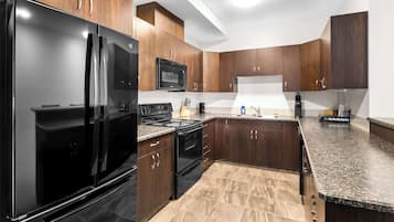 Executive suite, 2 queensize bedden, keuken, op benedenverdieping | Individueel gemeubileerd, verduisterende gordijnen, gratis wifi