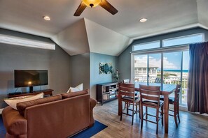 Nhà, 6 phòng ngủ, quang cảnh biển, đối diện biển | Khu phòng khách