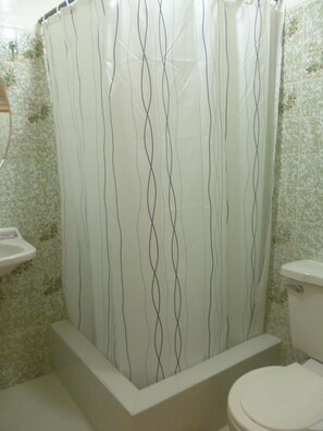 Douche, articles de toilette gratuits, sèche-cheveux