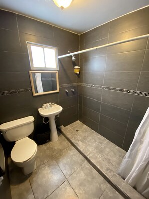 Habitación familiar, 2 habitaciones | Baño | Regadera, regadera tipo lluvia, amenidades de baño gratuitas 