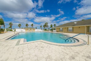 Outdoor pool - Rainbow RV Resort (Frostproof)