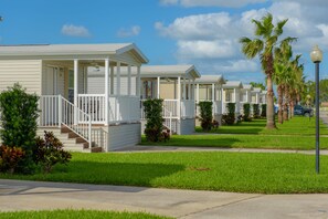 Cottage, 1 Bedroom | 1 bedroom, free WiFi, bed sheets - Rainbow RV Resort (Frostproof)