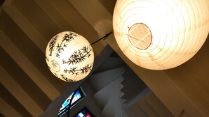 A staircase with a stained glass window and a hanging lantern. - Hotel Columbus (San José)