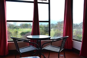 Standard Double Room, 1 Bedroom, with A/C, Park View | In-room dining - Hotel Columbus (San José)