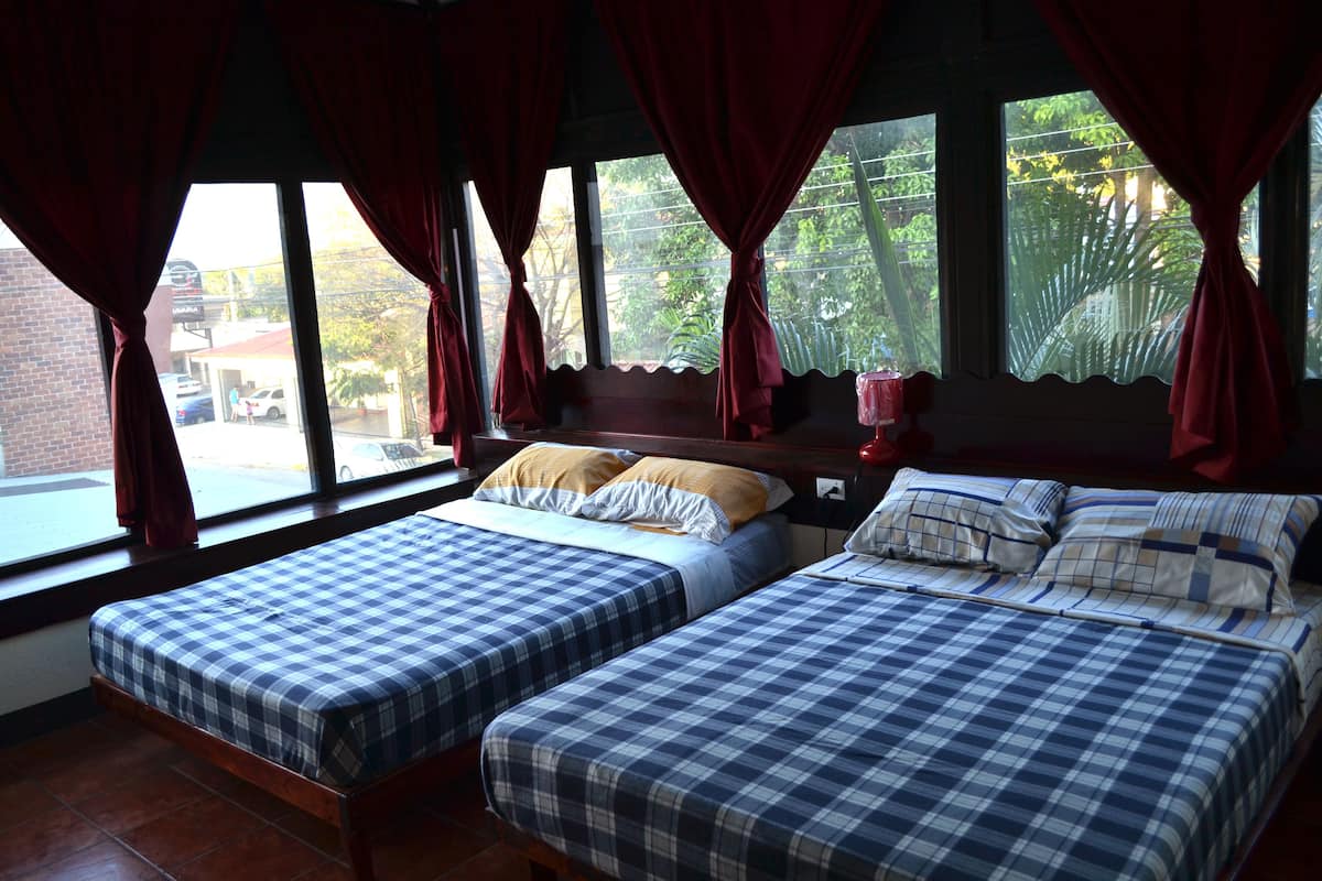 Standard Room, Berbilang Katil | 1 bilik tidur, meja, seterika/papan seterika, Wi-fi percuma
