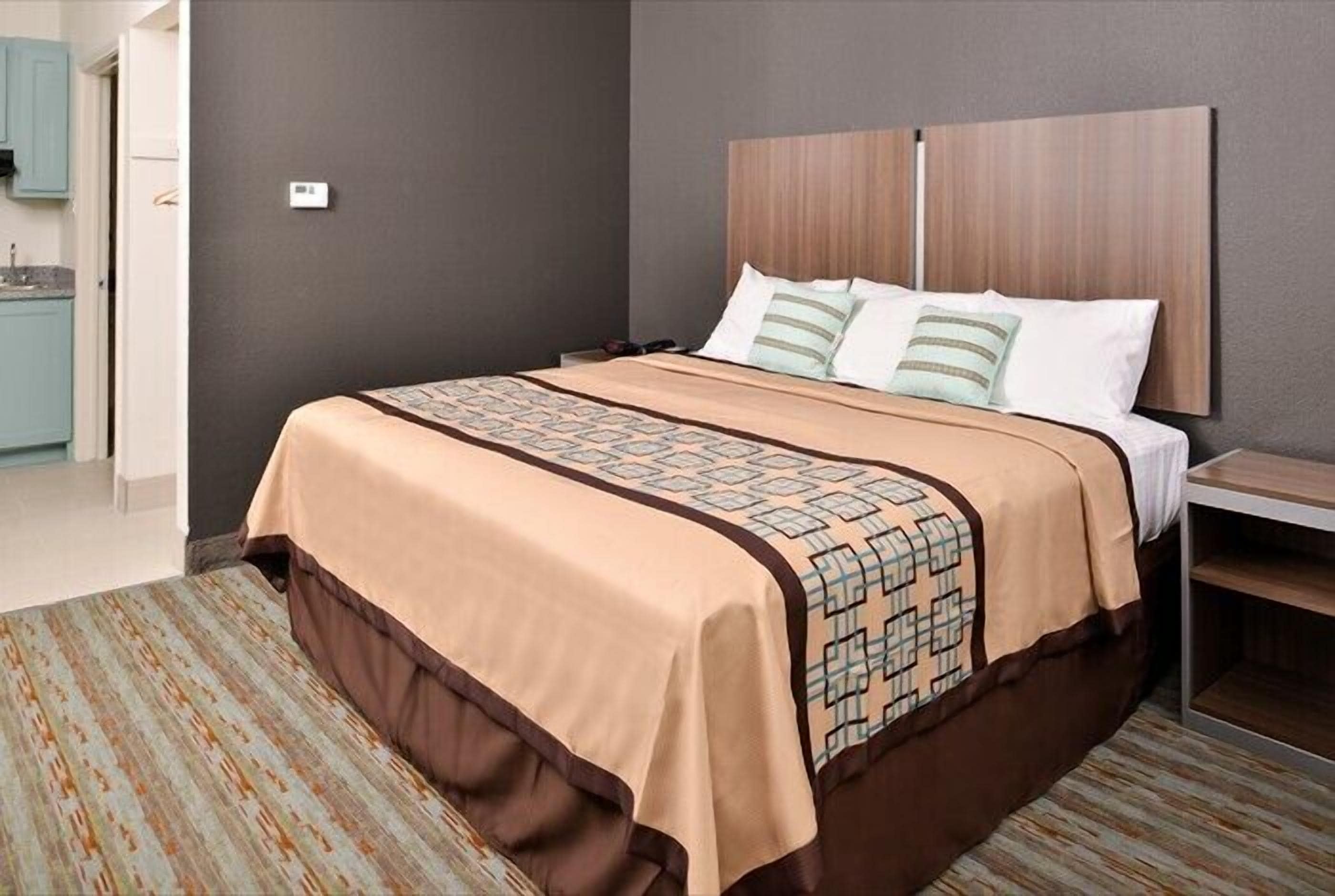executive suite, 1 king bed, non smoking | premium bedding, desk, iron/ironing board, free wifi