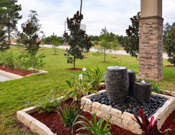 Garden - Scottish Inn & Suites (Conroe)