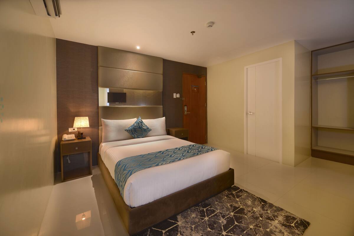 In-room safe, desk, blackout curtains, free WiFi