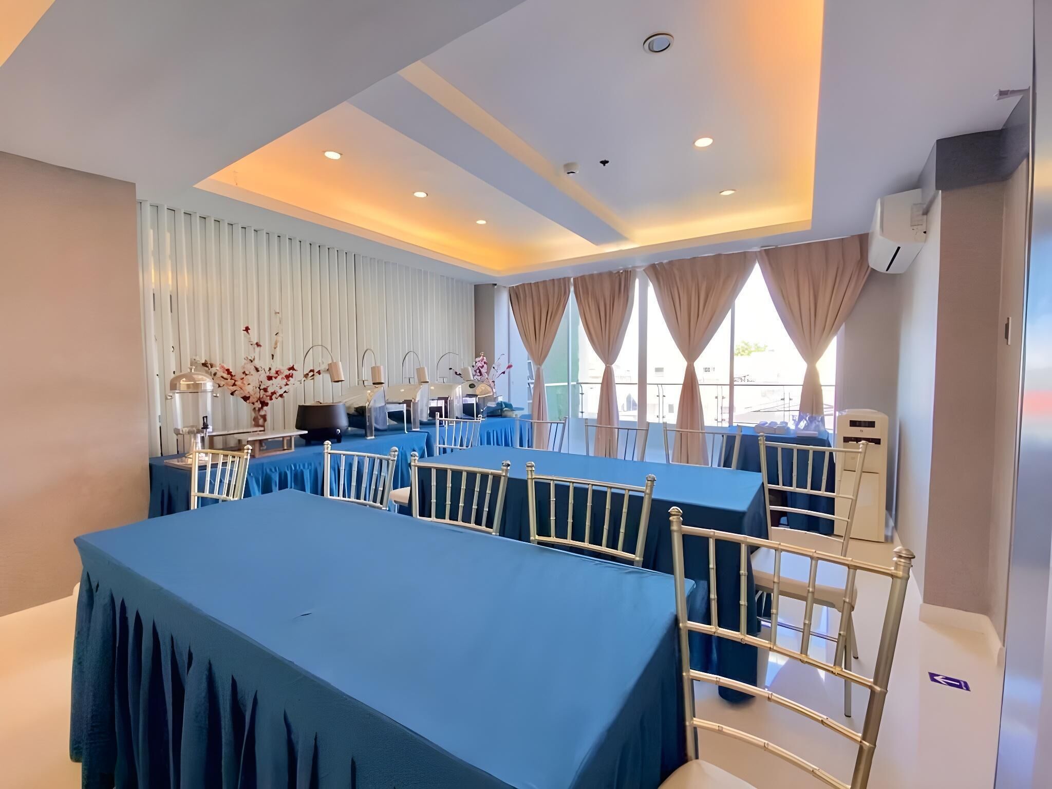 حيث تُقدم وجبات الإفطار، الغداء، العشاء، خيارت الطبخ المحلي والعالمي