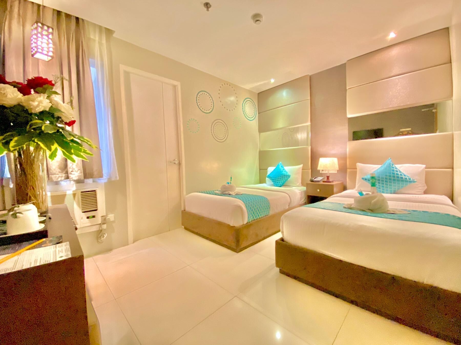 خزنة داخل الغرفة ومكتب وستائر تعتيم وواي فاي مجانًا