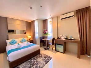 In-room safe, desk, blackout curtains, free WiFi - Hotel Estrella (Tacloban)