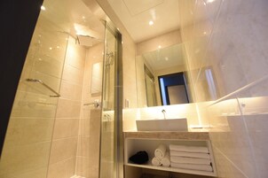 Duş, lüks banyo/kozmetik ürünleri, saç kurutma makinesi, bornoz 