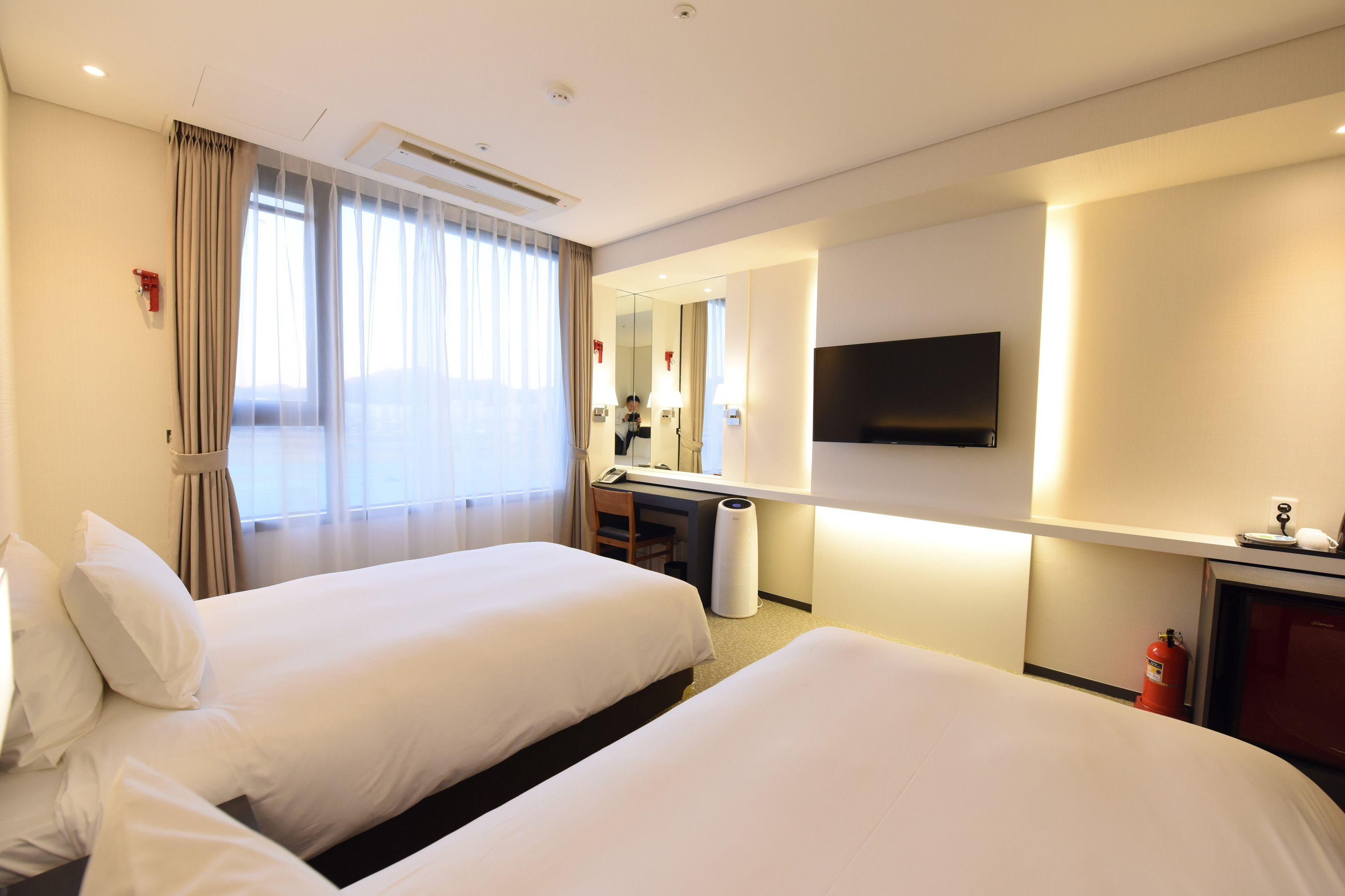 deluxe twin room | premium bedding, in-room safe, desk, blackout curtains