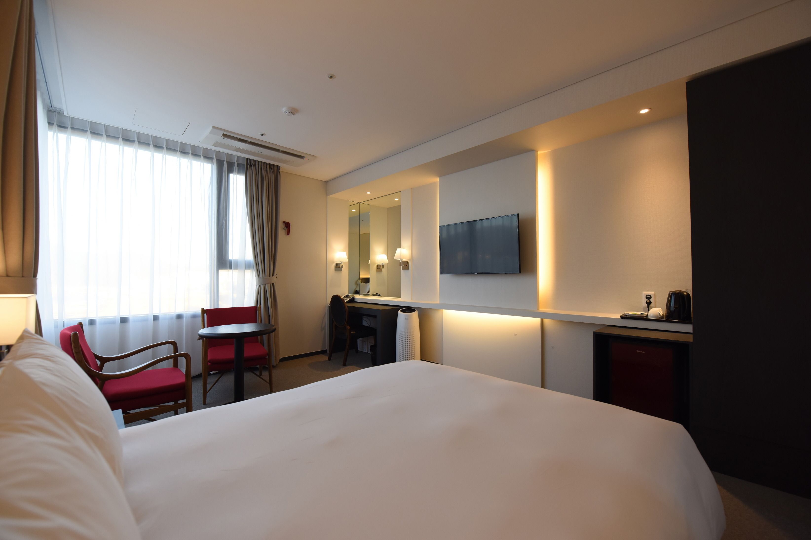 deluxe corner double room | premium bedding, in-room safe, desk, blackout curtains