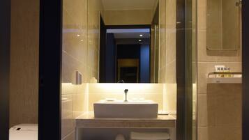 Kamar Twin Deluks | Kamar mandi | Shower, perlengkapan mandi desainer, pengering rambut, dan jubah mandi