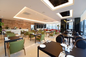 Full breakfast on weekends (KRW 22000 per person)