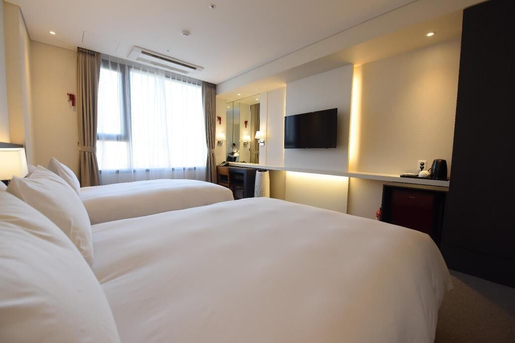 Premium bedding, in-room safe, desk, blackout curtains