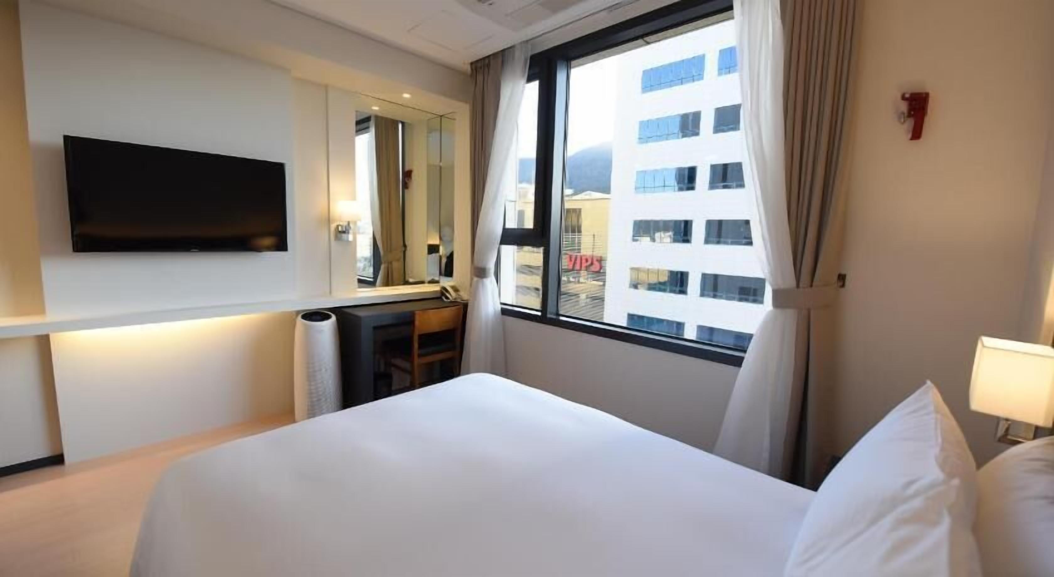 Premium bedding, in-room safe, desk, blackout curtains