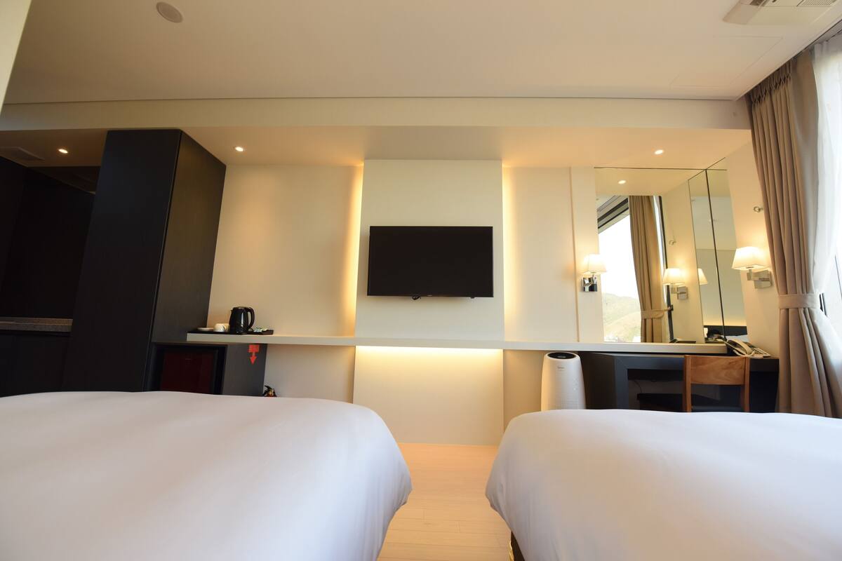 deluxe twin room | premium bedding, in-room safe, desk, blackout curtains