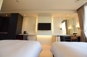 Deluxe Twin Room | Premium bedding, in-room safe, desk, blackout drapes