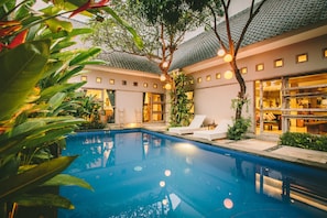 Kolam renang outdoor, dengan kursi berjemur