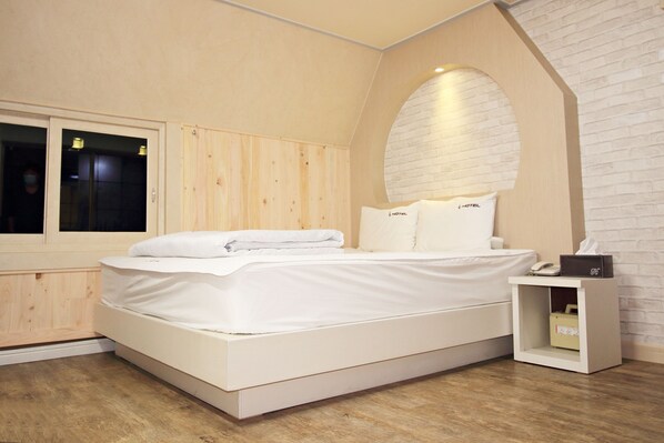 Ropa de cama de alta calidad, artículos del minibar gratis y escritorio