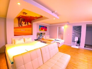 Ropa de cama de alta calidad, artículos del minibar gratis y escritorio