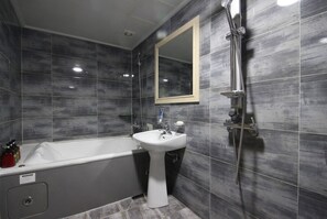 Gratis toiletartikelen, een haardroger, pantoffels, vloerverwarming
