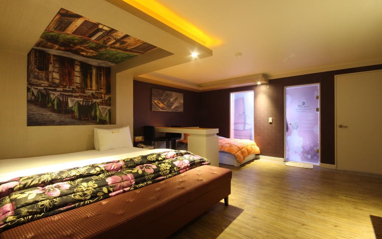 premium bedding, free minibar items, desk, free wifi