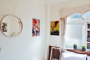 Habitación básica doble | Decoración personalizada, muebles diferentes y cortinas blackout 