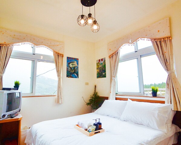 Habitación doble estándar | Decoración personalizada, muebles diferentes y cortinas blackout 