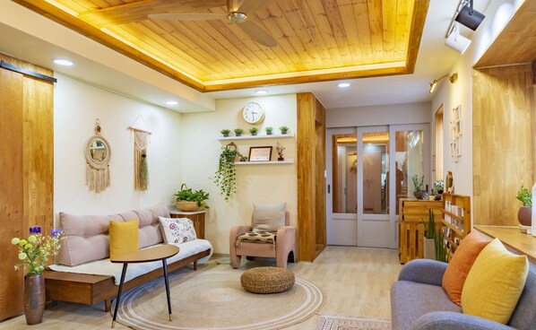 House, 4 Bedrooms (Whole House) | Living area