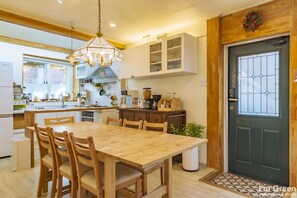 하우스, 침실 4개 (Whole House) | 전용 주방 | 대용량 냉장고, 전자레인지, 쿡탑, 전기 주전자
