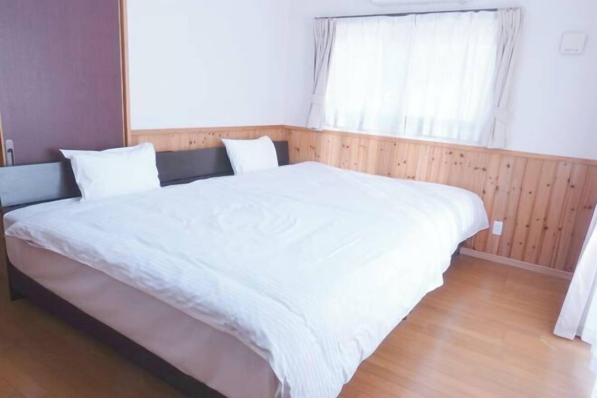 Cortines opaques, wifi gratuïta, decoració individual i roba de llit 